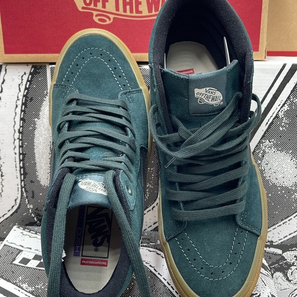 Vans Men’s Skate Sk8-Hi
Green/Gum
VN0A2Z3317P
Sneakers - Picture 13 of 16